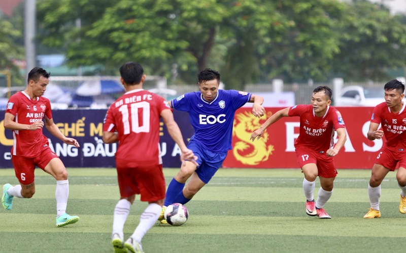 Cách đá tiền vệ trung tâm sân 7 người linh hoạt và hiệu quả 