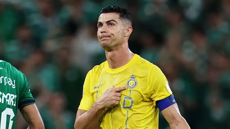 Cristiano Ronaldo rạng rỡ khoác lên mình chiếc áo số 7 huyền thoại tại câu lạc bộ Al Nassr.