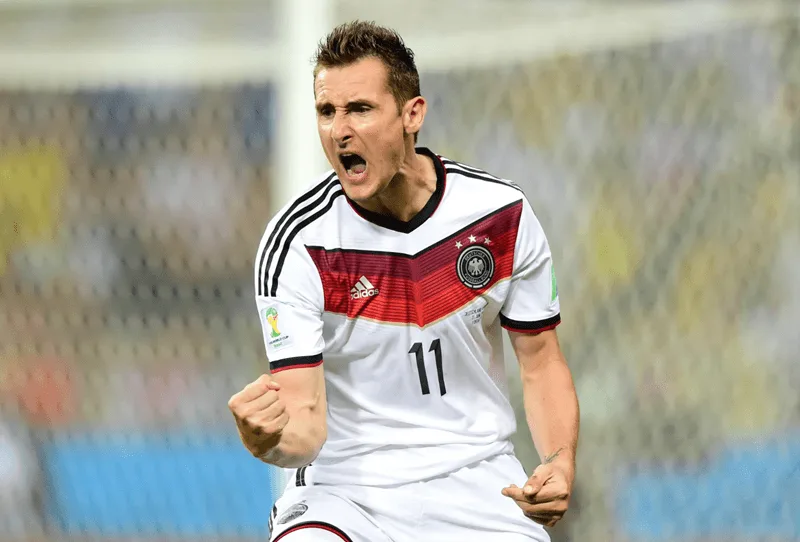 Miroslav Klose ăn mừng bàn thắng, huyền thoại nắm giữ kỷ lục ghi nhiều bàn nhất lịch sử World Cup.