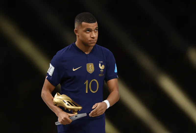 Kylian Mbappé nhận danh hiệu Vua phá lưới tại Qatar sau màn trình diễn siêu hạng.